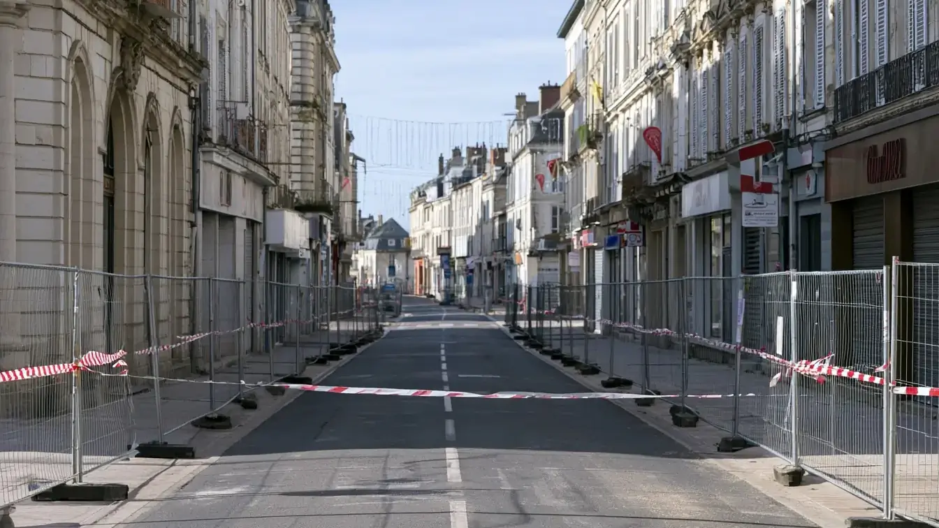 Rue de centre-ville barrée en France